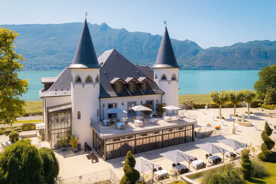 Le château de Tresserve vu du ciel, au bord du lac du Bourget