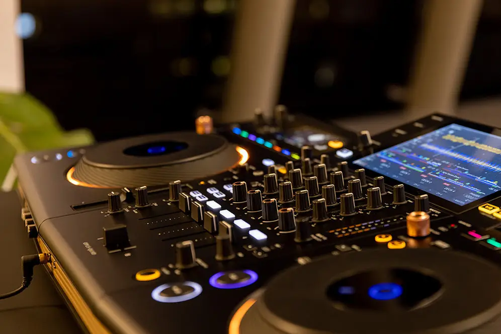 Gros plan sur la console DJ Opus Quad éclairée